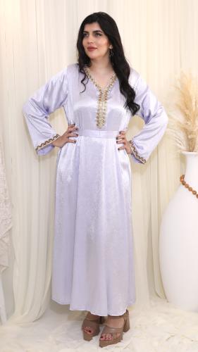 جلابية موف لامعة بتطريز فاخر وتصميم أنيق