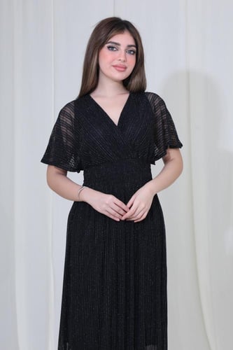 فستان طويل بتصميم بليسيه وأكمام شفافة