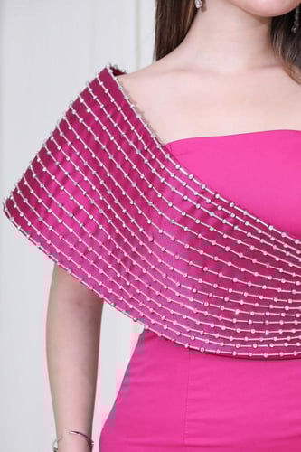 فستان سهرة راقي بتصميم عصري أنيق