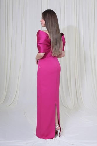 فستان سهرة طويل بتصميم أنيق مزين بالكريستال