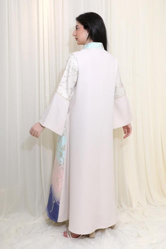 جلابية راقية بتطريز زهري ولمسة لامعة