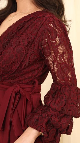 فستان سهرة دانتيل عودي بأكمام طبقات