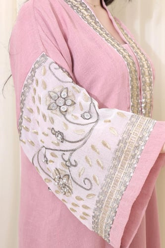 جلابية أنيقة بأكمام مطرزة لمظهر فاخر