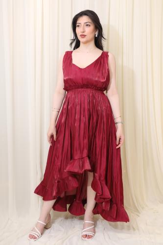 فستان طويل لامع بتصميم ولمسة أنثوية جذابة