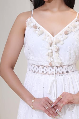 فستان ماكسي مطرز بحمالات رفيعة وتفاصيل كروشيه ناعم...