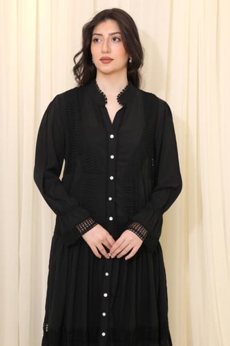 فستان طويل بتصميم أزرار وتفاصيل دانتيل أنيقة