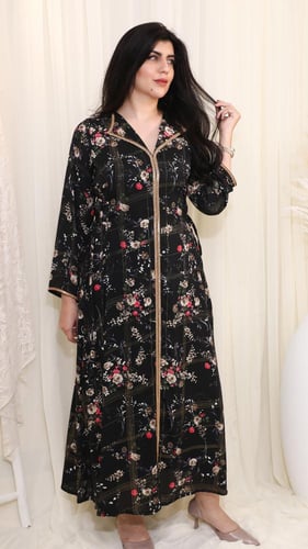 جلابية سوداء بطبعة أزهار ولمسات ذهبية