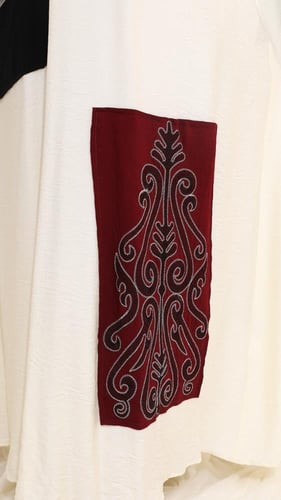 جلابية عودي وأبيض بتطريز تراثي