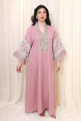 جلابية أنيقة بأكمام مطرزة لمظهر فاخر