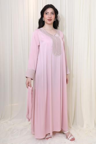 جلابية ورديه بتطريز فضي وتصميم أنيق