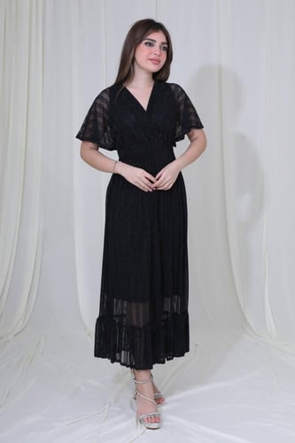 فستان طويل بتصميم بليسيه وأكمام شفافة