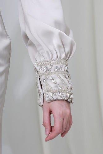 فستان سهرة بيج طويل بأكمام طويلة وتطريز فاخر