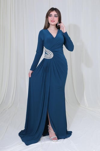 فستان سهرة طويل بتصميم ملكي وتطريز فخم