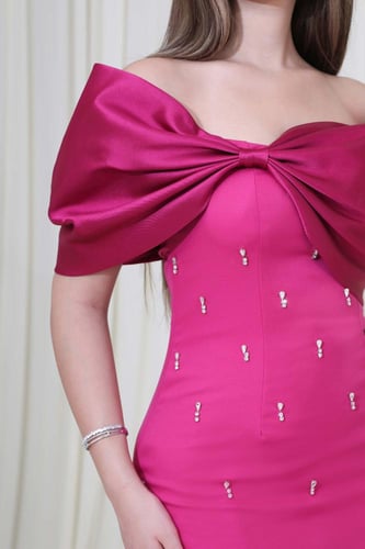 فستان سهرة طويل بتصميم أنيق مزين بالكريستال