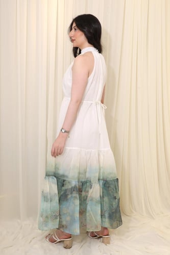 فستان طويل بياقة مرتفعة