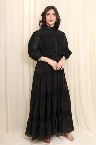 فستان أنيق بتفاصيل دانتيل لمظهر راقٍ