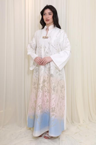 جلابية راقية بتطريز زهري ولمسة لامعة