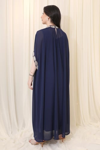 فستان طويل واسع بتصميم أنيق ولمسات راقية