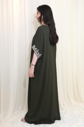 جلابية واسعة بتطريز أنيق ولمسة ناعمة