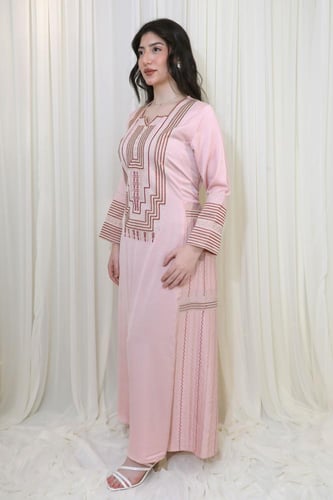 جلابية ورديه بتطريز تقليدي وتصميم أنيق