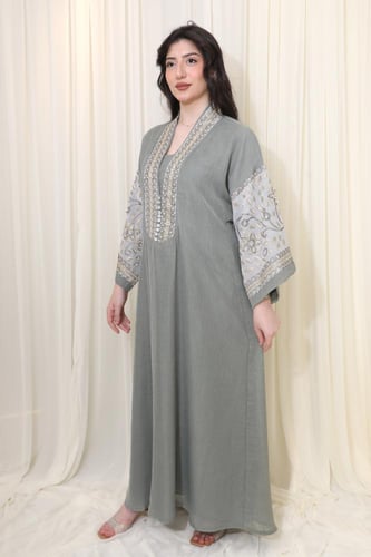 جلابية أنيقة بأكمام مطرزة لمظهر فاخر