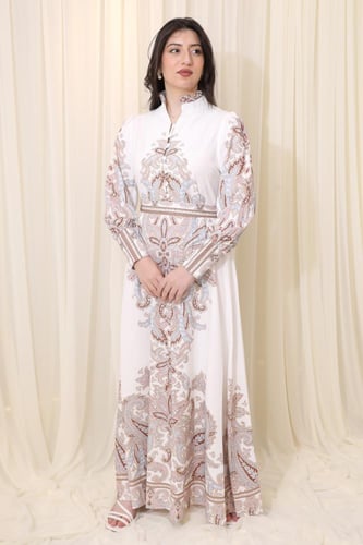 فستان طويل بنقشة أنيقة وتصميم كلاسيكي فاخر