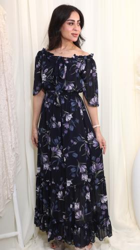 فستان طويل بنقشة زهور بنفسجية وخلفية كحلية بأكمام...