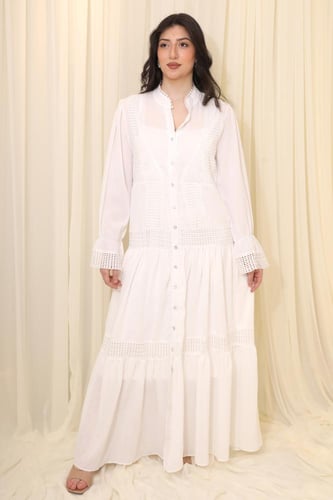 فستان طويل بتصميم أزرار وتفاصيل دانتيل أنيقة