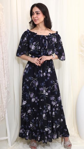 فستان طويل بنقشة زهور بنفسجية وخلفية كحلية بأكمام...