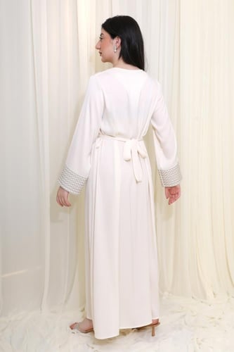 جلابية سكريه بتطريز فضي وتصميم أنيق