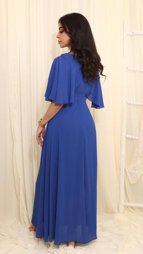 فستان أزرق ملكي أنيق بلمسات عصرية