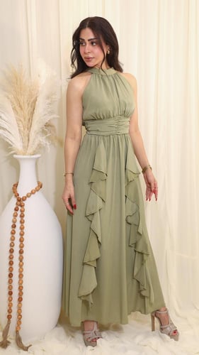 فستان سهرة أخضر بياقة عالية وطبقات ناعمة