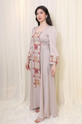 جلابية بيج بتطريز تراثي وتصميم راقٍ