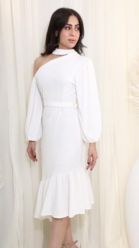 فستان أبيض متوسط الطول بكتف مكشوف