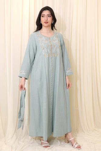 جلابية طويلة بتطريز أنيق وتصميم واسع