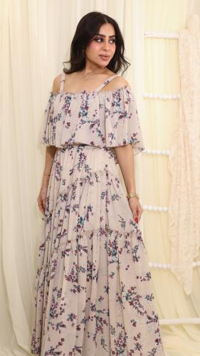 فستان زهور بيج وأكتاف مكشوفة