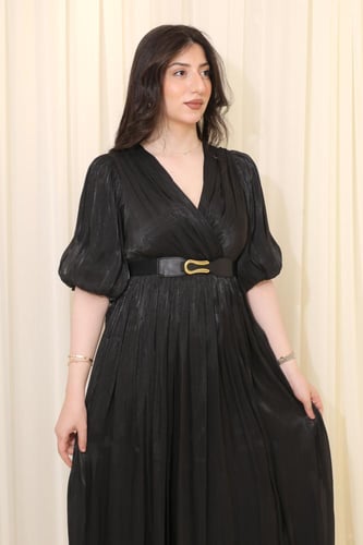 فستان واسع بأكمام منفوخة وتصميم أنيق