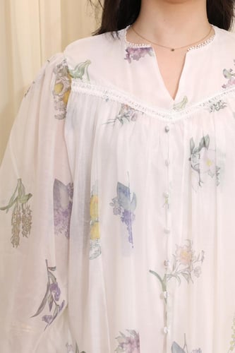 فستان واسع بنقشة الزهور مثالي للحمل وإطلالة أنثوية...