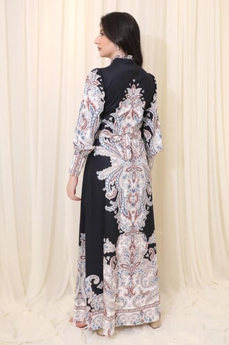 فستان طويل بنقشة أنيقة وتصميم كلاسيكي فاخر