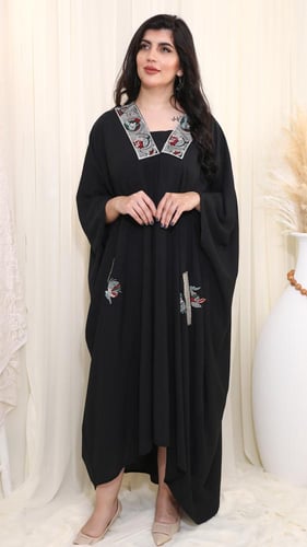 جلابية سوداء بتطريز يدوي فاخر