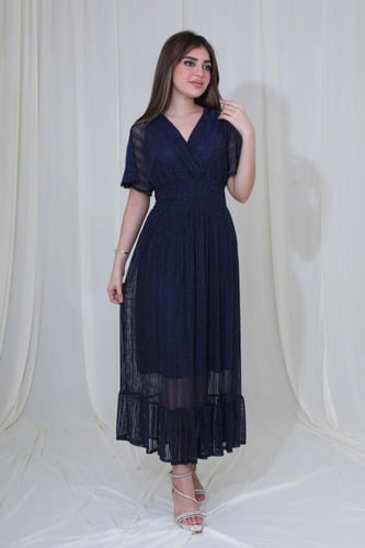 فستان طويل بتصميم بليسيه وأكمام شفافة