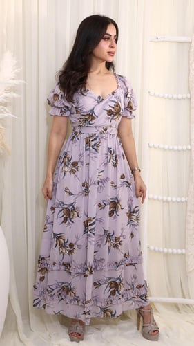 فستان زهور بنفسجي فاتح بأكمام منفوشة