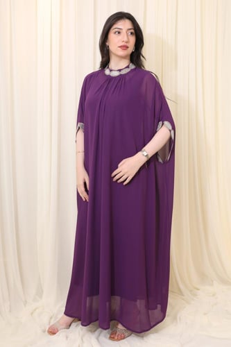 فستان طويل واسع بتصميم أنيق ولمسات راقية