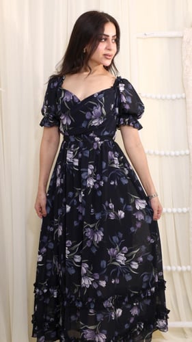 فستان كحلي مزهر طويل بأكمام منفوشة