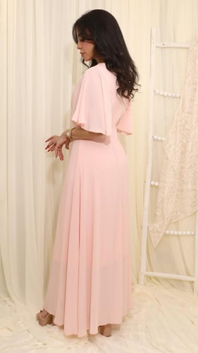 فستان سهرة وردي ناعم بتصميم أنيق