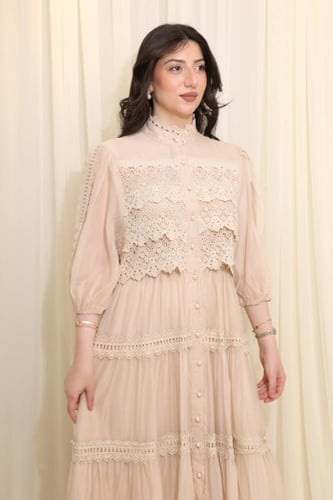 فستان أنيق بتفاصيل دانتيل لمظهر راقٍ