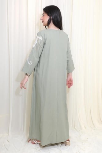 جلابية أنيقة بتطريز فخم