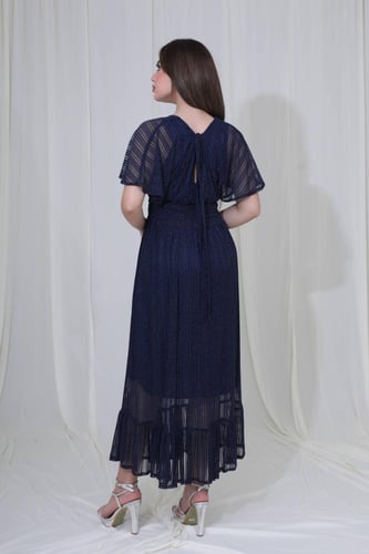 فستان طويل بتصميم بليسيه وأكمام شفافة