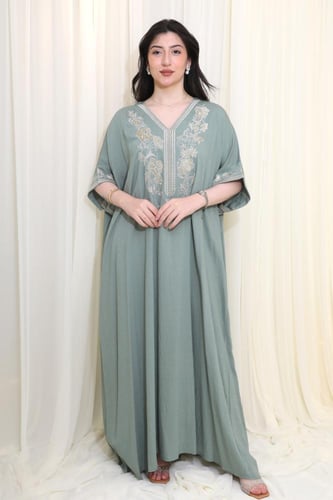 جلابية واسعة بتطريز أنيق ولمسة ناعمة