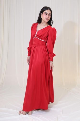 فستان ساتان طويل بأكمام منفوخة وتفاصيل خصر ناعمة